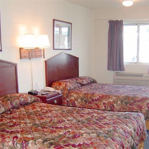 Relax Inn St. Robert Room photo